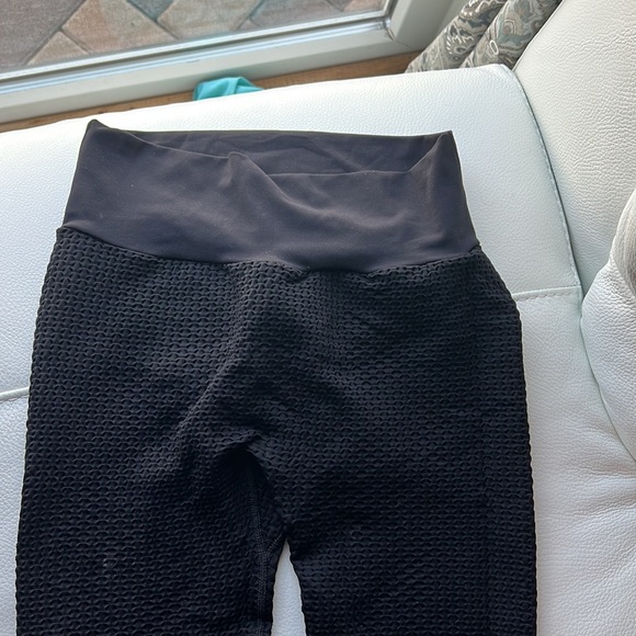 BUNDLE! Ryderwear scrunch booty leggings, and cheetah v butt shaping legging - Picture 4 of 12